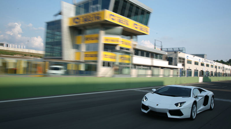 Illustration for article titled Lamborghini Aventador LP-700 at Vallelunga
